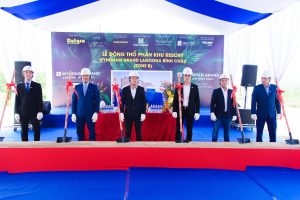 Cái "bắt tay" giữa Lãnh đạo Đạt Gia và Nhà thầu chính Decofi thể hiện tâm huyết phát triển Phân khu Resort Wyndham Grand Lagoona Bình Châu.